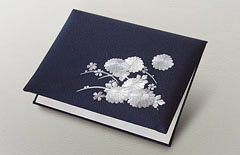 濃紺色の丹後ちりめんに菊の花を刺繍した「日本刺繍　偲」