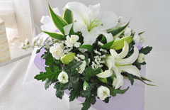 白いお花を基調にした「オリエンタルリリーの花束（白）」